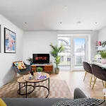 2 Bedroom Westfield Apartment Near Central London