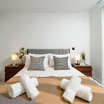 2 Bedroom Westfield Apartment Near Central London