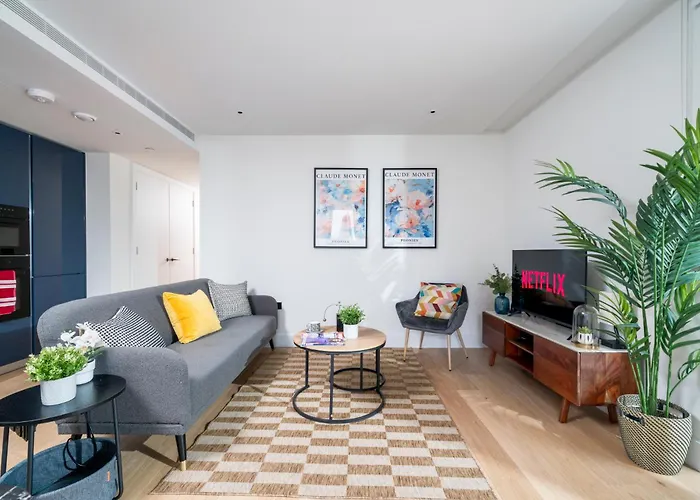 2 Bedroom Westfield Apartment Near Central London